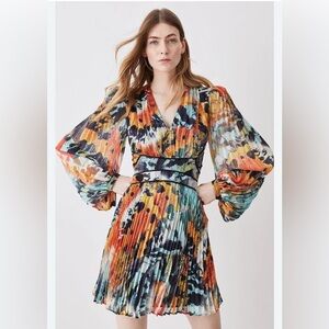 KAREN MILLEN NEW with tags
Abstract Butterfly Pleated Mini Dress Size 4 Wedding